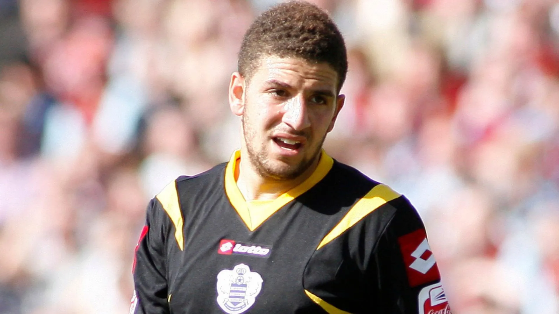 Tiền vệ Adel Taarabt với kỹ thuật điêu luyện trong màu áo QPR tại Championship