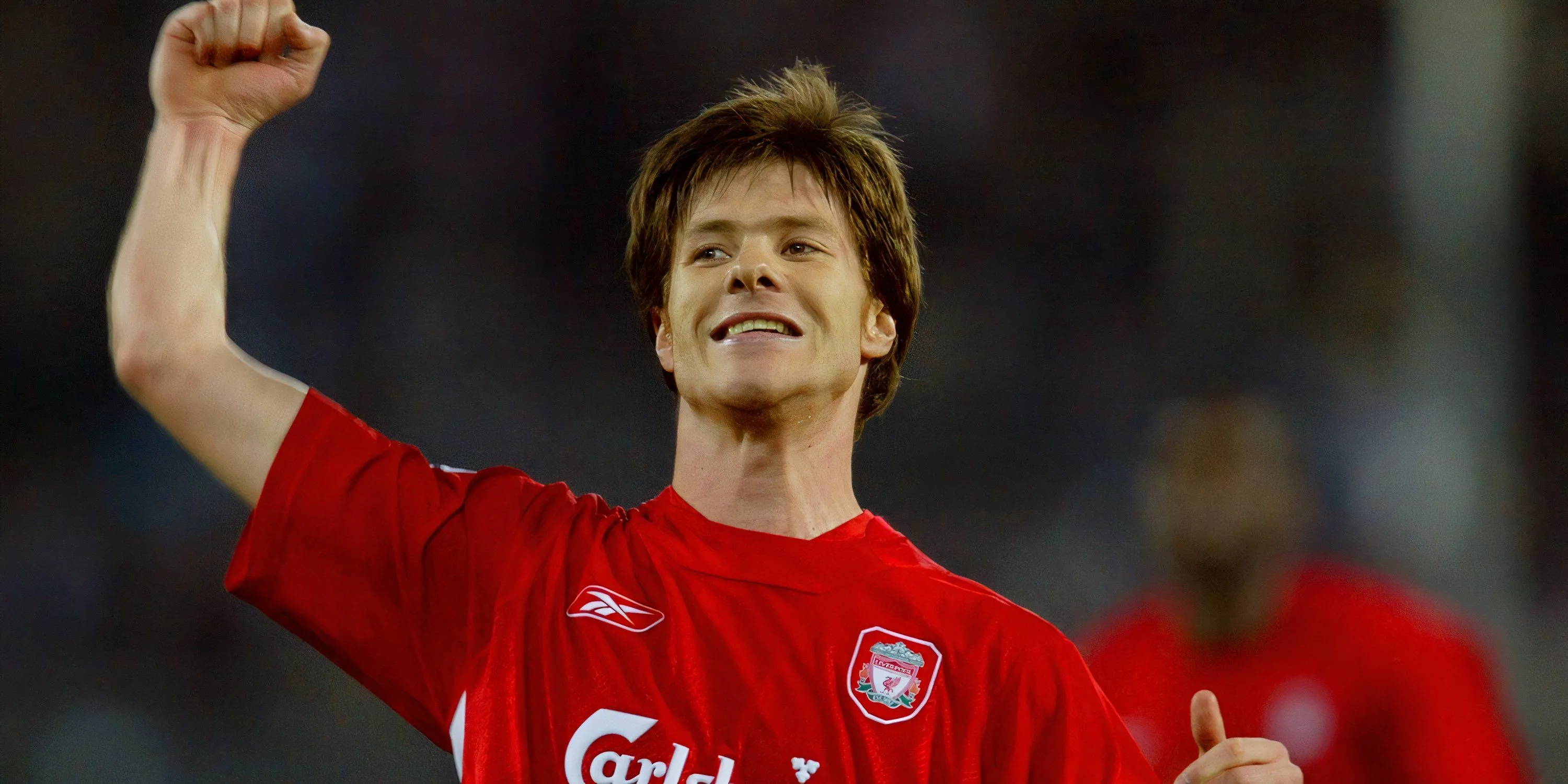 Tiền vệ Xabi Alonso trong màu áo Liverpool kiểm soát bóng tại sân nhà Anfield