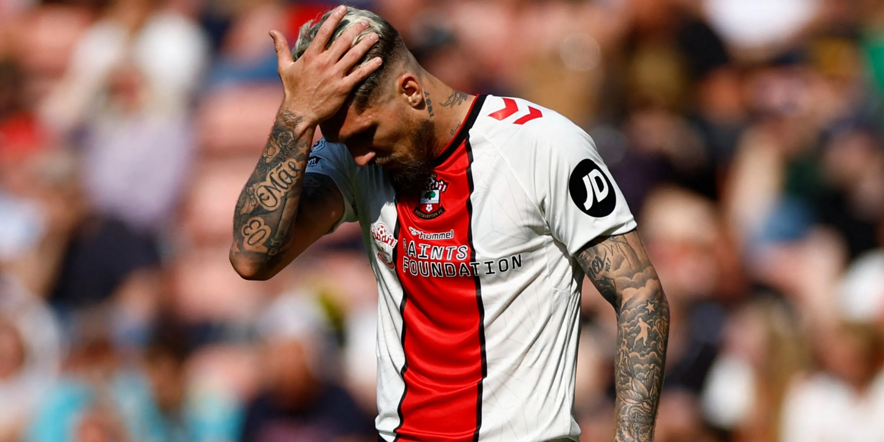 Trung vệ Lyanco trong màu áo Southampton, người từng có kinh nghiệm thi đấu tại Premier League và hiện đang là mục tiêu phòng ngự của Everton.