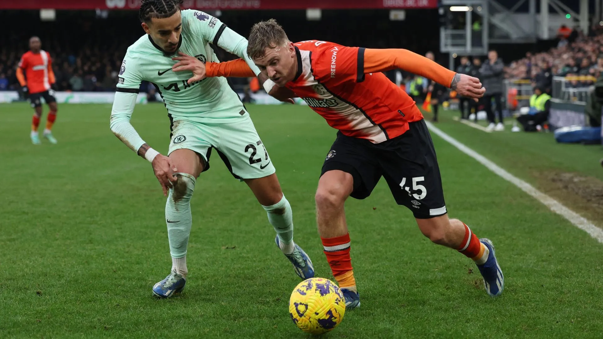 Alfie Doughty trong màu áo Luton Town, thể hiện tốc độ và khả năng tấn công ở vị trí tiền vệ cánh trước khi gặp chấn thương tại Millwall.