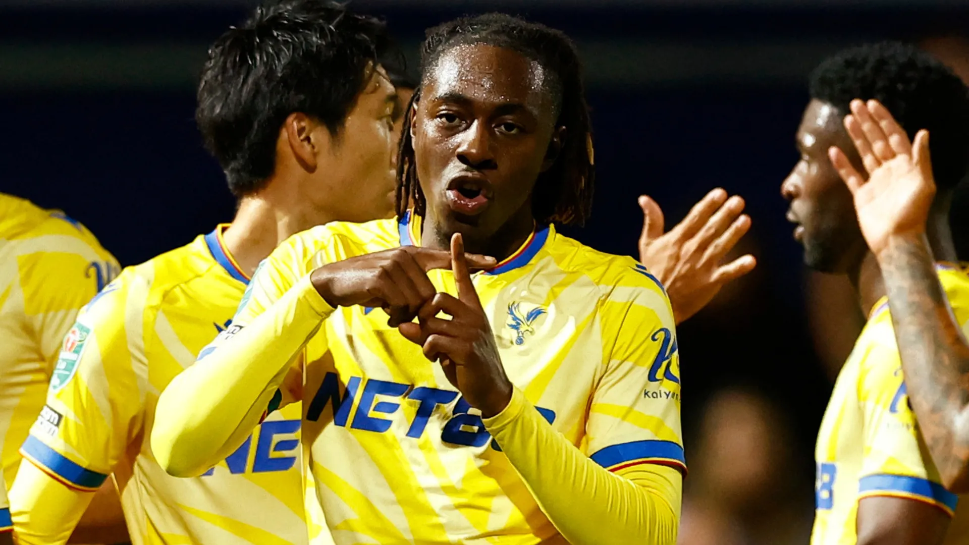 Eberechi Eze ăn mừng sau khi ghi bàn quyết định giúp Crystal Palace vô địch FA Cup lịch sử