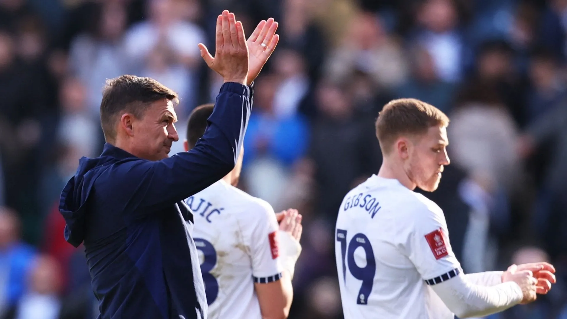 Huấn luyện viên Paul Heckingbottom và cầu thủ Preston North End trên sân