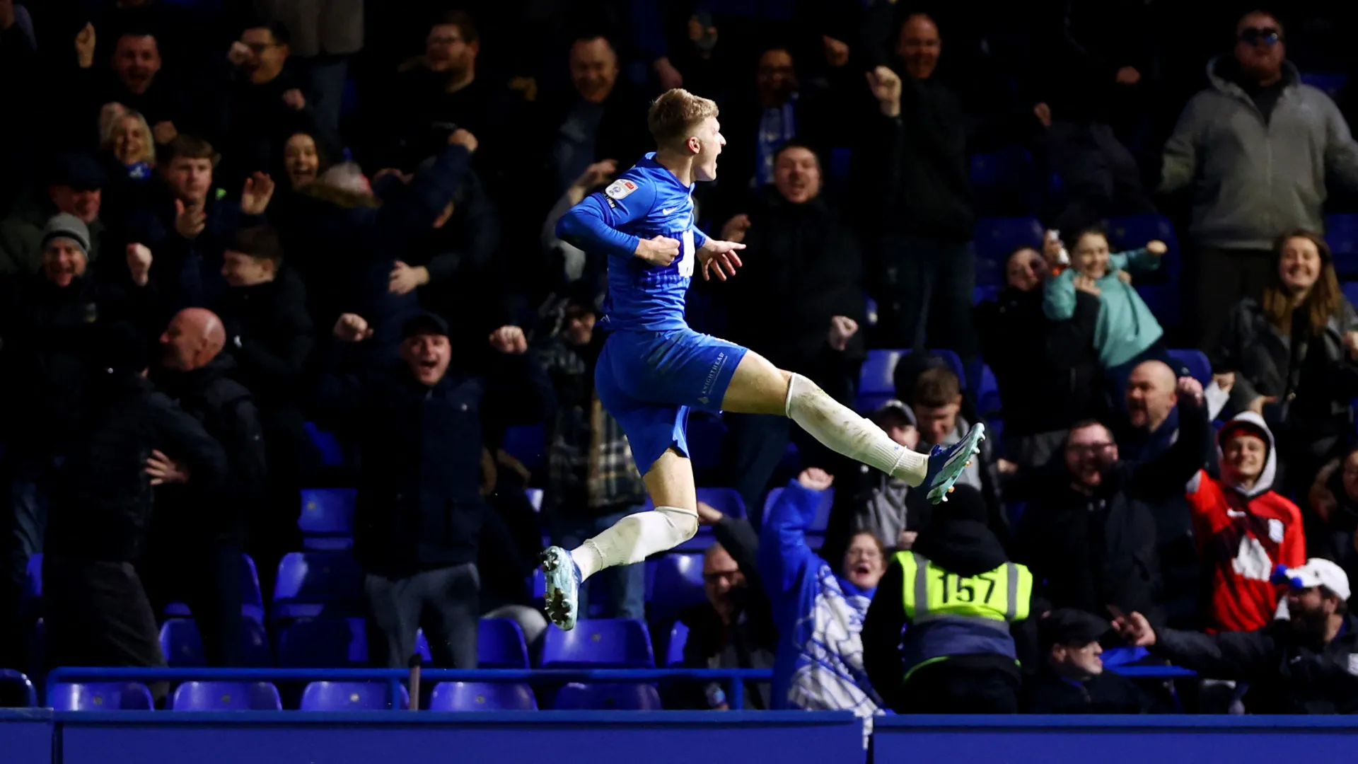 Jordan James ghi bàn cho Birmingham City ở giải Championship