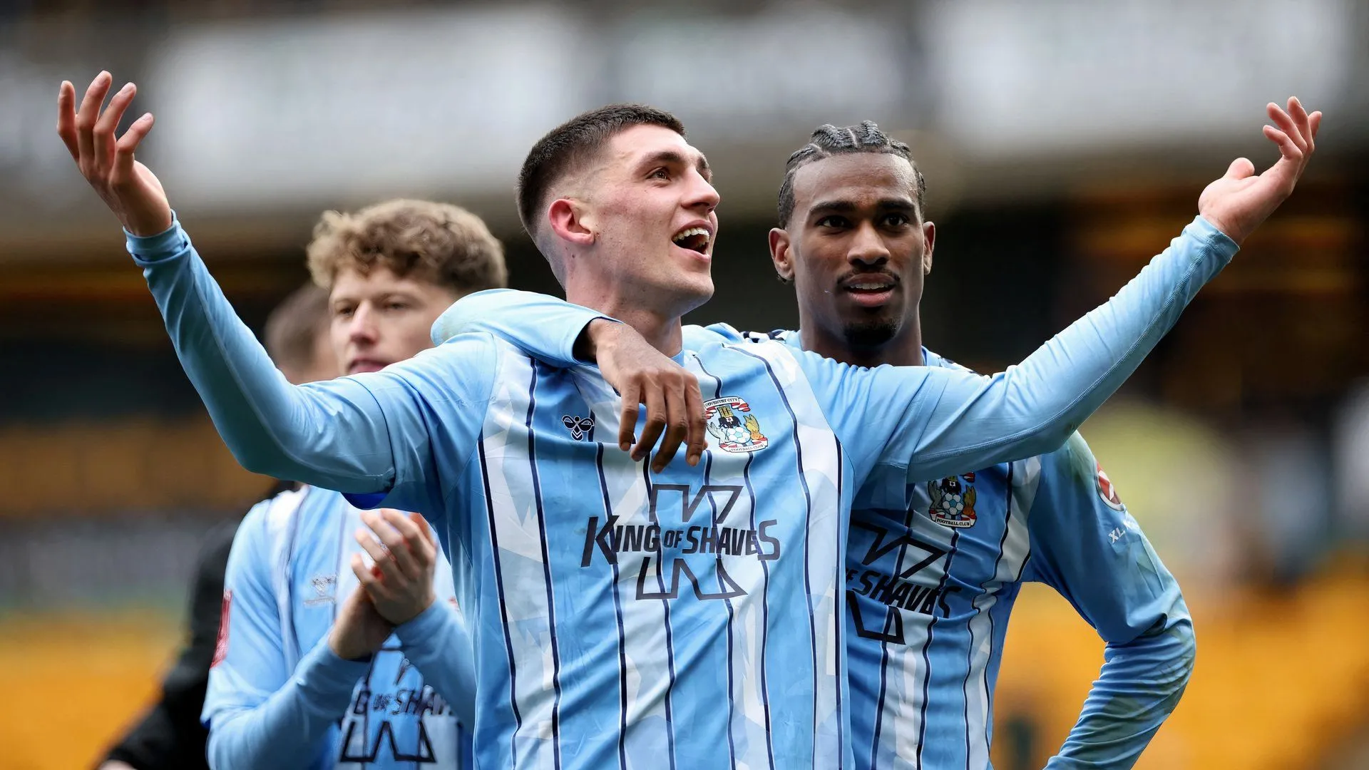 Người hâm mộ Coventry City cổ vũ trên khán đài, thể hiện niềm hy vọng vào những bổ sung chất lượng cho đội hình của họ tại Championship.