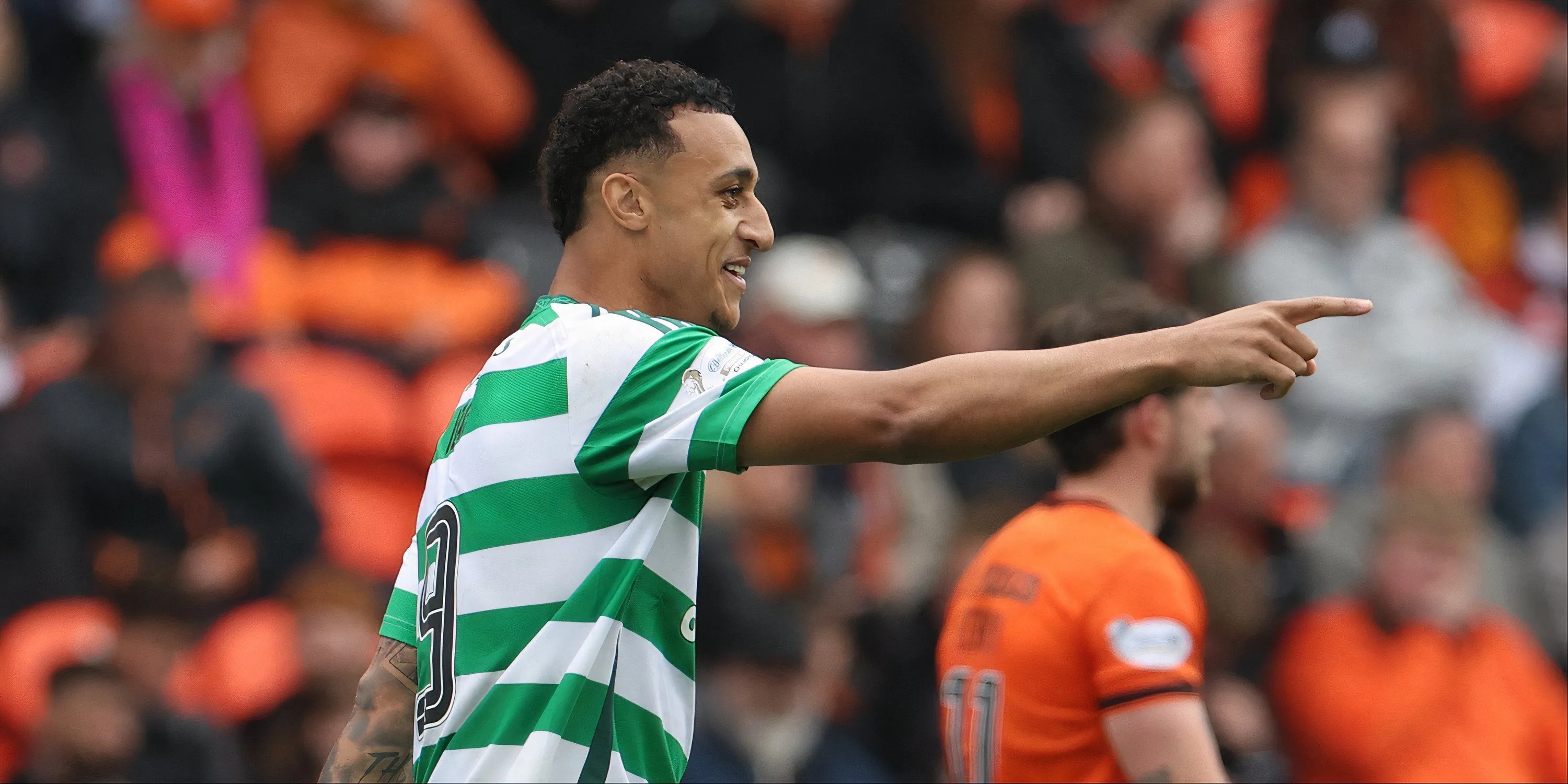 Tiền đạo Adam Idah của Celtic đang thi đấu trên sân cỏ, phong độ không như kỳ vọng.