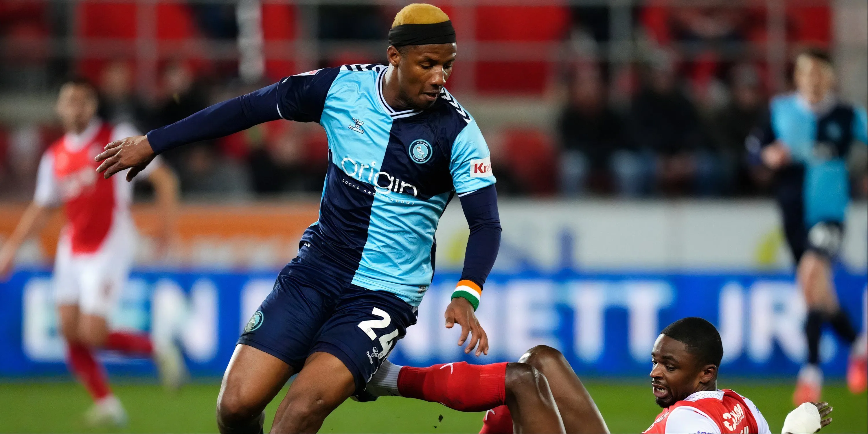Tiền đạo Richard Kone trong màu áo Wycombe Wanderers tại giải hạng Nhất Anh.