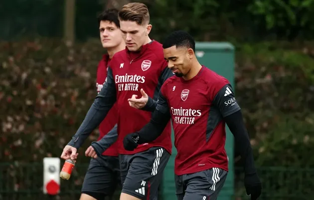 Gabriel Jesus trò chuyện cùng Viktor Gyokeres