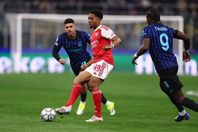 Myles Lewis-Skelly thi đấu