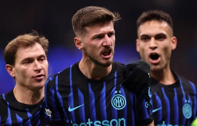 Sucic ghi bàn cho Inter.